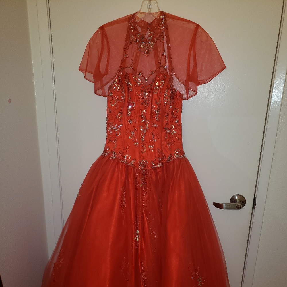 Quinceanera dress Red can become strapless corsets back